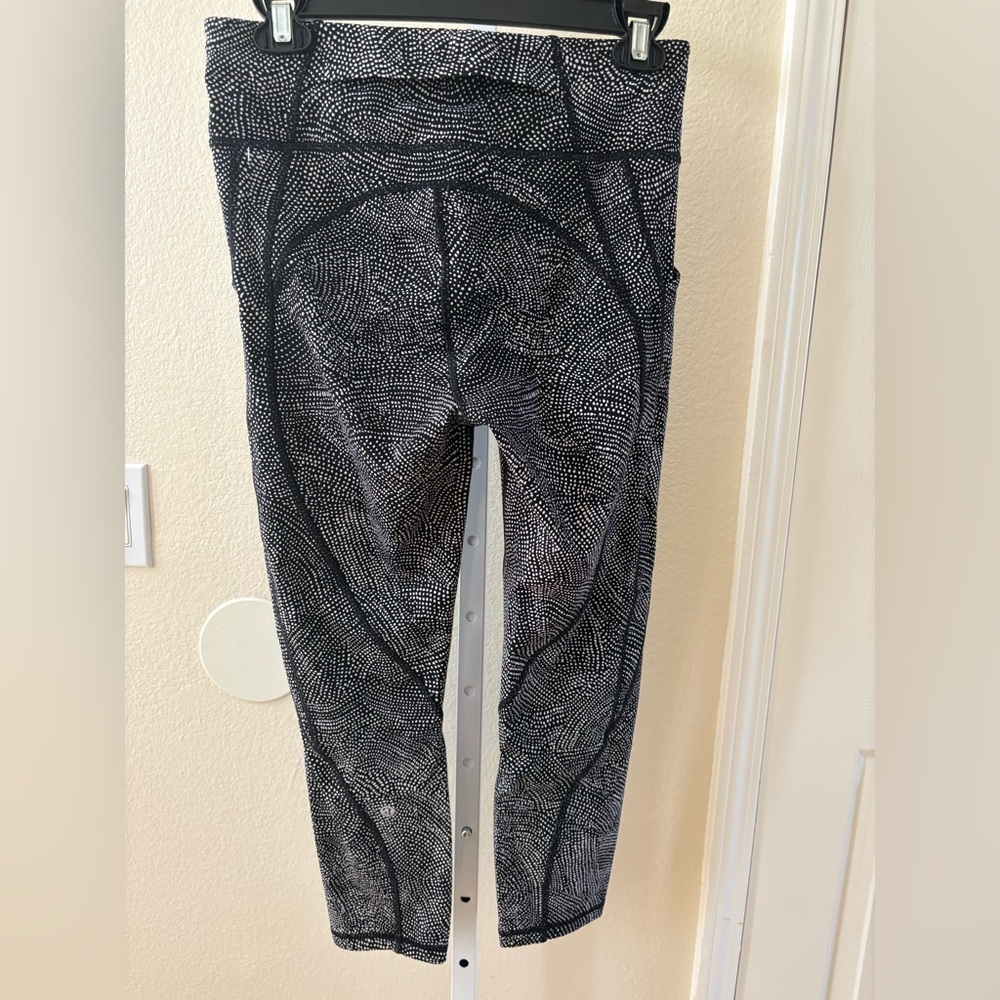 Lululemon Time To Sweat Crop in Free Spirit Alpine White Black - Size 8 - Picture 9 of 11